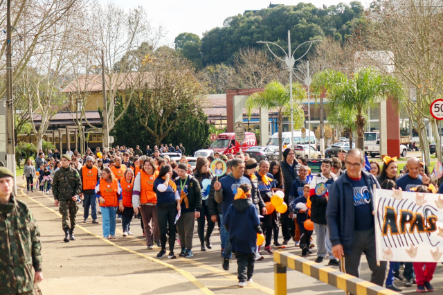 Caminhada marca mês de Valorização e Defesa da Pessoa com Deficiência